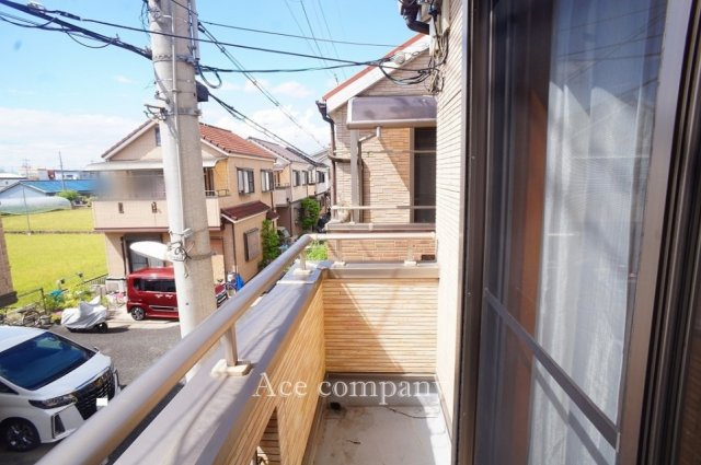 2階、廊下にある窓から西側のベランダに出入りできます☆