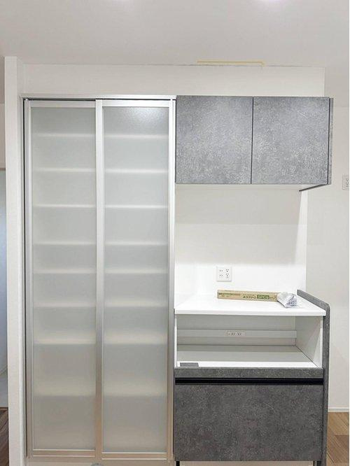 収納力のある大型カップボード☆　備え付けのため耐震性が高く地震の際にも倒れてくる心配はありません♪