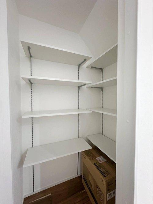 キッチンパントリー収納☆　キッチンで使う小物や食材のストックなどを収納でき、キッチン回りもスッキリとします♪