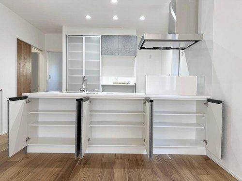 オープンキッチンの反対側は3列の収納スペースになっています♪　こちらも可動棚のため好きな高さに調整可能です！