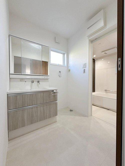 シャワー付き洗面化粧台☆　洗面台にシャワー機能が付いたもので、シャンプーなども行える多機能洗面台です。また、顔や手を洗うためだけではなく、シャワー付き洗面台を使えば手洗い洗濯などでも利用できます♪