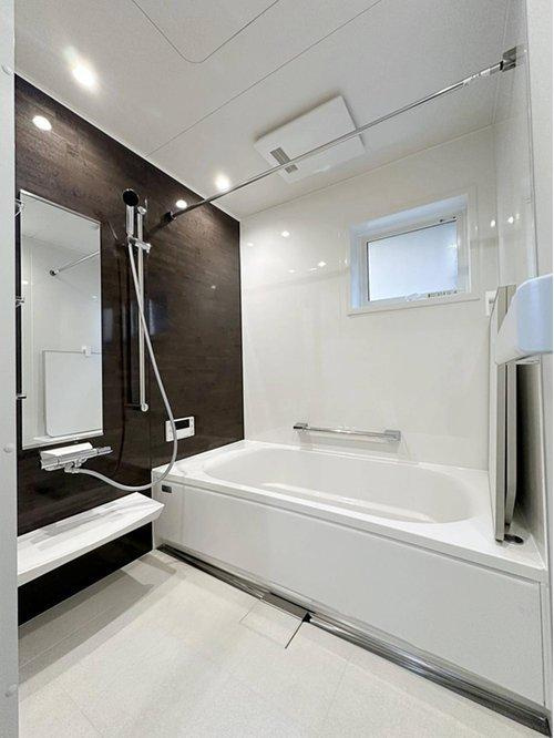 浴室乾燥機気付き1坪タイプの浴室☆　ユニットバスは、気密性にも優れています。そのため、冬場でもお湯が冷めにくく、暖かい空間を維持することができます。