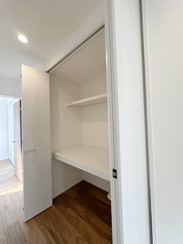 2階廊下収納☆　押入れタイプの収納で奥行きもあるためたくさん収納することができます♪