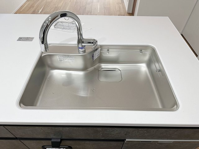 浄水機能付きステンレスシンク☆　ステンレスシンクは傷や汚れに強く、お手入れも簡単で使いやすいです♪　さらに非接触型水栓で手をかざすだけで水の出止ができます！