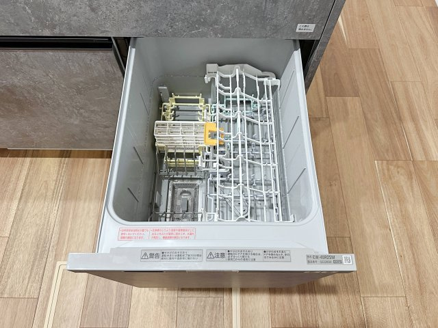 4人から5人分の食器洗浄乾燥機☆　水道代の節約にもなり、家事の時短もできる優れ物です♪　スライド式で上から全体が見えるため食器の出し入れもスムーズです♪