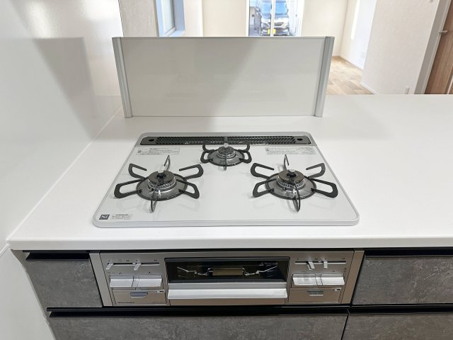 都市ガス仕様の3口ガスコンロ☆　高火力のバーナーが使用可能、調理器具を選ばないのがガスコンロ。停電時でも使用可能で安心です♪