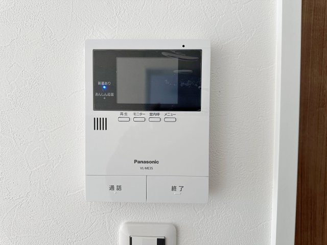 ドアホン☆　来客があったとき、室内からカメラやマイクを使って相手や用件を確認できます。相手を事前に確認することができ、訪問販売対策や防犯面でも役に立つアイテムです♪