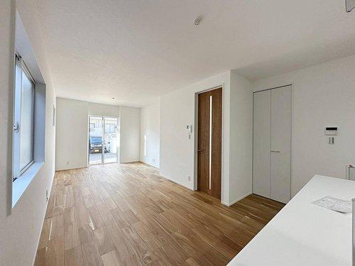 17.67帖の広々としたリビング☆　キッチンからはリビング全体を見渡せます♪