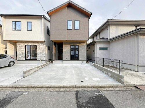 車は並列2台まで駐車可能☆　広い駐車スペースは来客時も安心です♪