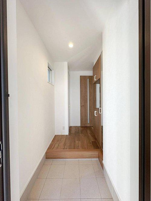 玄関ホールは開放的でとても明るいです♪