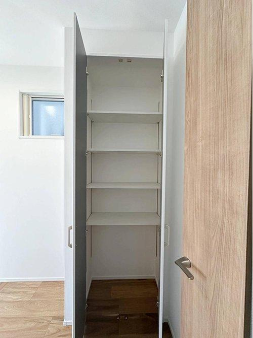 シューズインクローク☆可動棚で好きな高さに調整可能！靴だけでなく外で使う用具やお子様のおもちゃなども帰ってきてそのまま収納することができます♪