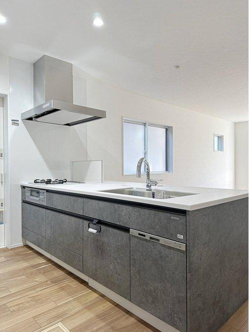 人造大理石天板使用のシステムキッチン☆　人造大理石天板は水垢が付きにくく汚れが落ちやすいのでお手入れも楽ちんです♪