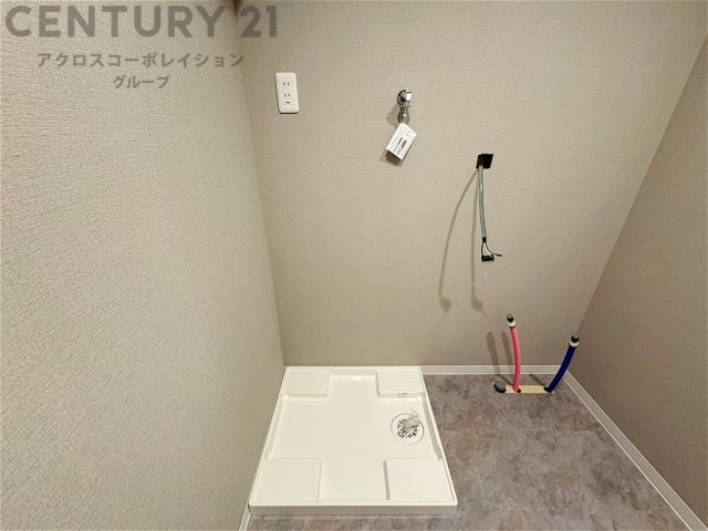 洗濯物の仕分け作業がしやすく、整理整頓が容易になります。洗濯音や湿気を他の部屋に持ち込まず、生活環境を快適に保ちます。上部を活用すれば収納スペースを確保でき洗剤や洗濯用品の整理もしやすくなります。　