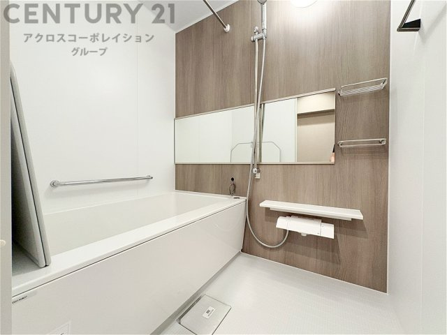 ユニットバスは省スペースでありながら、シンプルな設計と使いやすさを備え、簡便なメンテナンスが可能です。またミラー・小物置き場もあり便利です。　
