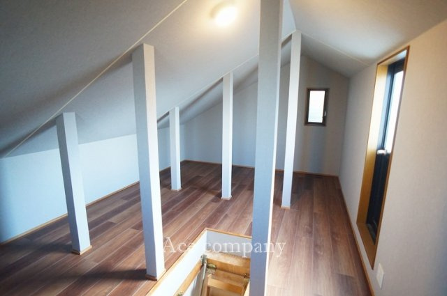 屋根裏収納付き♪3階の廊下に昇降階段があります♪屋根裏収納内の勝手口からルーフバルコニーへ♪