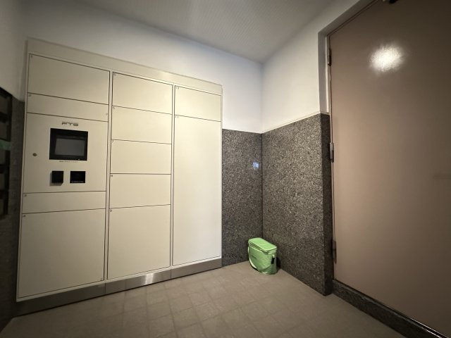 大型の宅配ボックスが備わっています。外出の際に便利です。