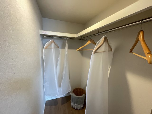 衣替えの手間も省ける、大きなウォークインクローゼット。　