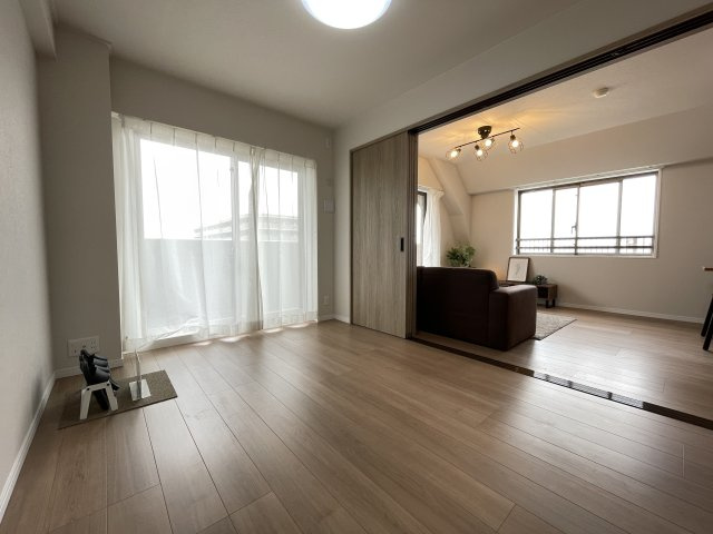 大切なお子さまを見守りやすい引き戸の洋室は、子ども部屋としても。　