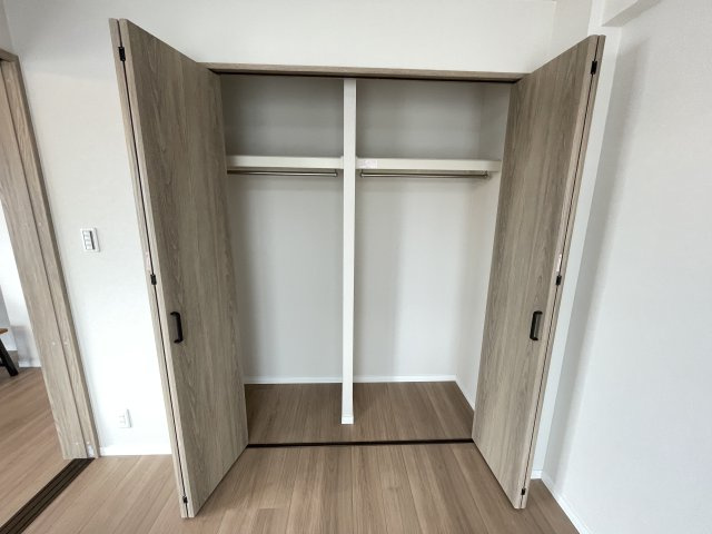仕切りのあるクローゼットは、収納棚を追加しなくても、綺麗に整理整頓出来ます。　