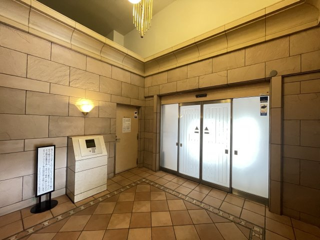 明るく広々としたエントランスが迎えてくれます。　