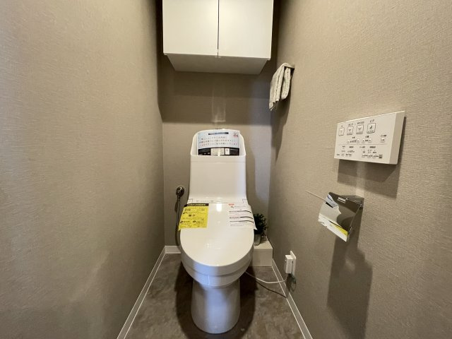 温水洗浄便座付きの清潔感あるトイレは、落ち着いた空間に。　