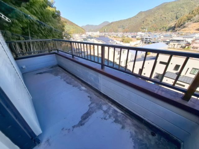 L字型の広々バルコニーは、室内空間と一体感を生み出し開放感が感じられそうです。