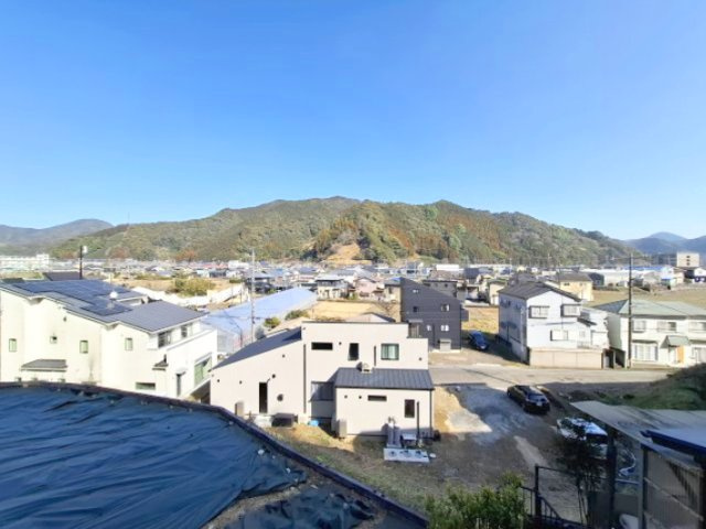 視界をさえぎることがなく、空、緑などの景色が日常的な癒やしとなるかと思います。夜景も素敵かと思います。