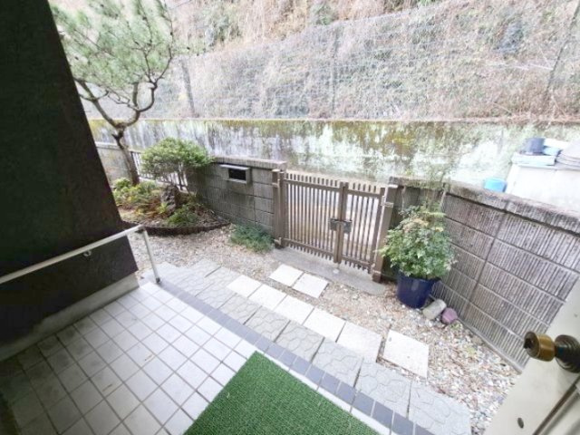 広めの玄関ポーチ。鉢植えやプランターを置いておしゃれに演出したり、ちょっとしたベンチを置いて腰掛けることも可能です。
