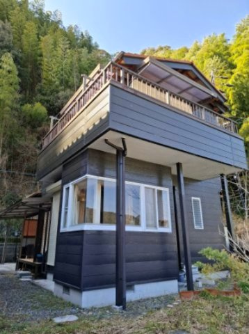 バルコニー側は道路に面していないのでプライバシーが守られますね。