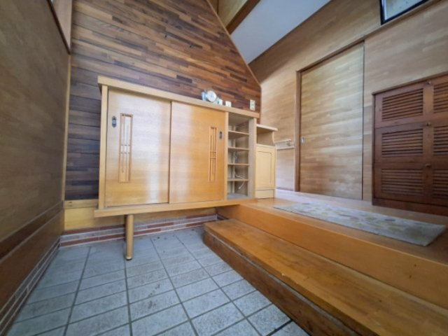 上がり框があるので、泥・砂埃の侵入をふせぎ、座って靴の脱ぎ履きもできます。清潔・安全で便利ですね。