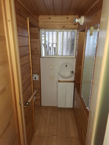 トイレの中に手洗い場があります！洗面台が込み合う時間帯などには便利ですね。