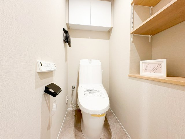 温水洗浄機能付きトイレ　造作棚や吊戸棚など収納も豊富です