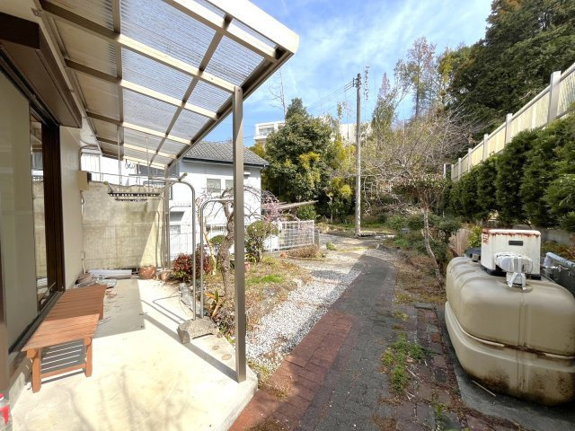 室内からそのまま出入りできる屋根付きテラス。お洗濯スペースとしても便利です♪