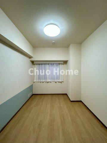 【寝室】心と体をゆったりと安らげる主寝室。寝室のゆとりが大きい分だけ、暮らしの安らぎは深まります。一日の疲れを癒すだけでなく、ご夫婦の親密な語らいを紡ぎ出します