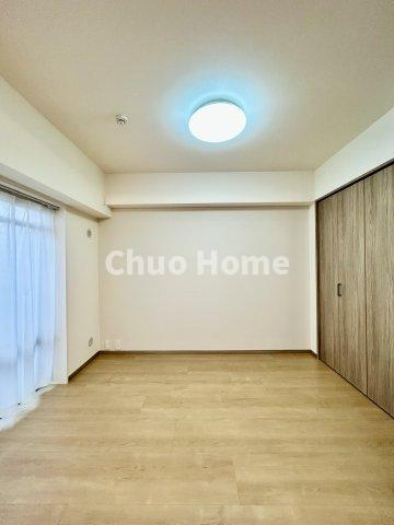 【洋室】快適に過ごす条件は、一人ひとり違います。だからこそ飾り過ぎないシンプルな内装と偏り過ぎないデザインで統一しております。居住していく中でオーナー様だけの【マイホーム】に創り上げて下さい