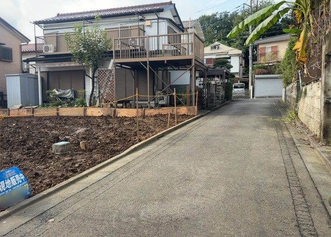 土地の面積＝住宅面積ではありません。建ぺい率の問題などで、土地のある場所によって住宅を建てられる面積は限られています。高さもしかり、「土地」という言葉の中には、建築条件も含まれると考えておきましょう。