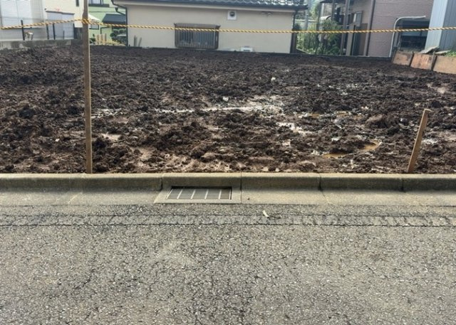 家を建てる場合、方位は要チェックです。現実的に日当たりのよい家ならばリビングは南側、建築基準法でも北側に当たる家への配慮は求められています。土地を見学に行く際は、方位磁針を持って行くようにしましょう。