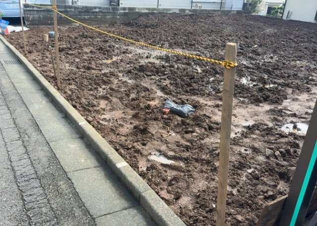 土地を買う際、住む地域の自治体や福祉の補助制度にも注目してみましょう。子供や老人の医療補助やゴミ出しのルールなど、自治体によってルールに大きな違いがあるため、暮らしやすい土地で判断するとよいでしょう。