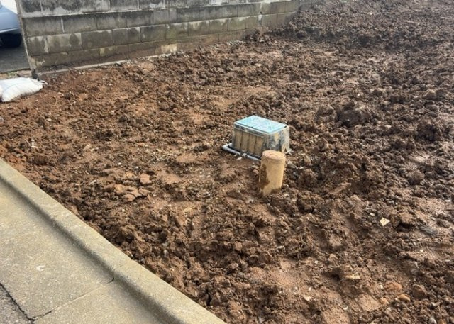 土地の前の道路に消火栓が設置されていることがあります。この場合、道路交通法第45条第1項により、駐車禁止の場所が指定されています。そのため、車庫などの駐車スペースをつくることができない場合があります。