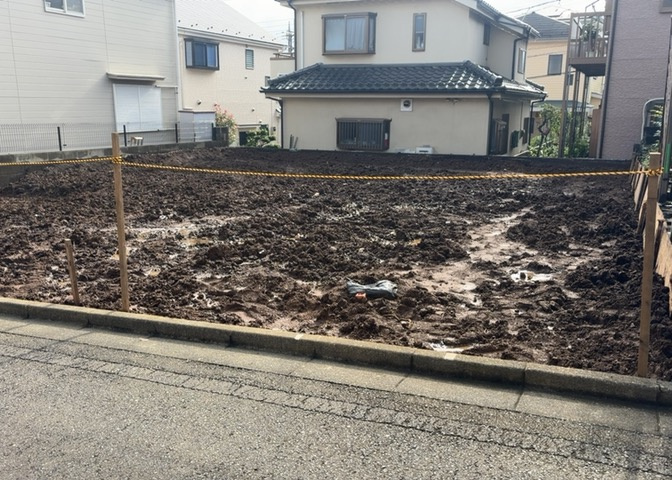 現地に行くなら、物件の周囲の地形がどうなっているかを見ることも大切です。周辺より低くなっている土地では、大雨などで水が集まりやすいため、地盤が弱くなっているということも考えられるため、注意が必要です。