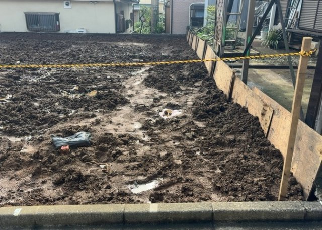 土地購入を検討されている場合、境界杭がない状態で購入してしまうと境界確定測量をする必要があり、費用がかかります。購入の前に、売主、隣土地所有者立ち合いのもと境界を確定し境界杭を設置するのがベストです。
