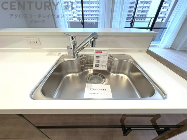 大きなシンクでお鍋などの大きな調理器具を洗う際にも便利です。　
