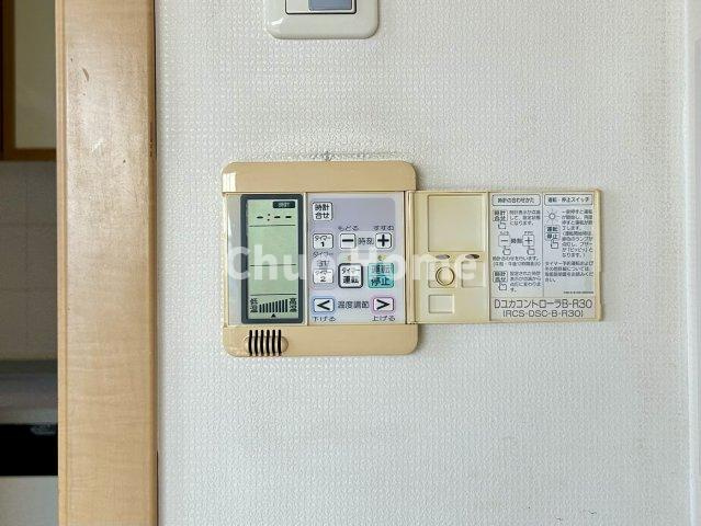 【床暖房】冬は足元から暖めてくれる床暖房はエアコンとは違って埃が舞いませんので健康にも良さそうですね。