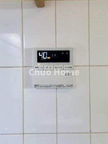 【給湯リモコン】外での一日を忘れさせてくれるオートバス機能でお好みの湯量・温度に調整された浴槽。