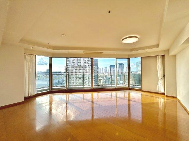 【リビングダイニング】一日の中で多くの時間を過すことになるリビングダイニングだからこそ、いつも穏やかな空間であることが必然。爽やかな通風と採光を存分に感じる事が出来る空間です。