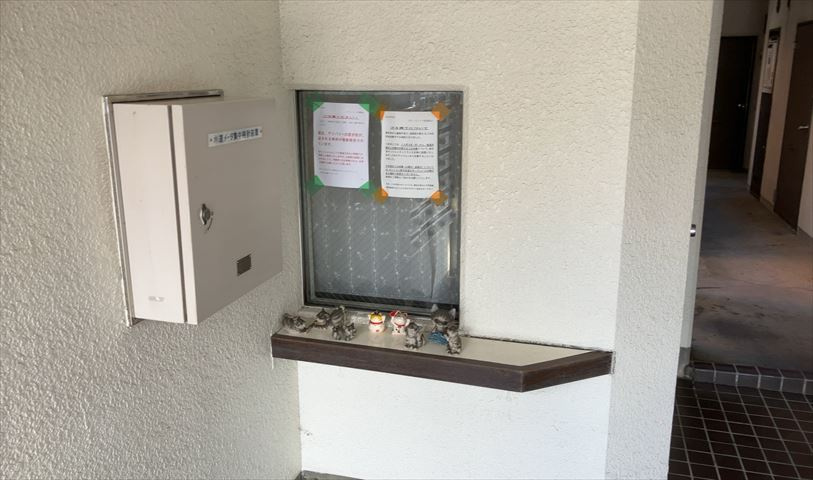 受付はマンションコンシェルジュがいる場合もあれば、管理人が滞在する小部屋を総称して呼ぶことがあります。主にエントランスに設置されていることから、防犯面でも期待ができます。防犯設備がない場合はより安心！