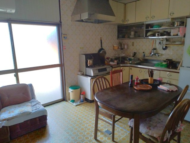 ダイニングスペースを兼ね備えたキッチンで、家族の会話が自然と生まれる空間です。作業スペースも確保されており、日々の料理がしやすいレイアウト。窓からの光も入り、明るい雰囲気の中で過ごせます。