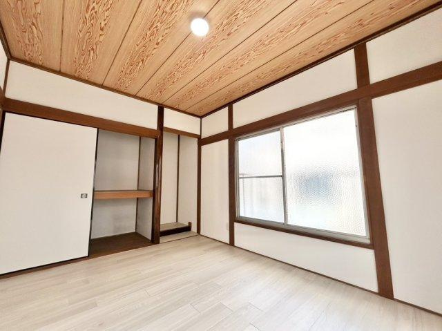 2階洋室　6帖　押入収納ございます！押入横に床の間あり、飾り台としてアクセントに♪