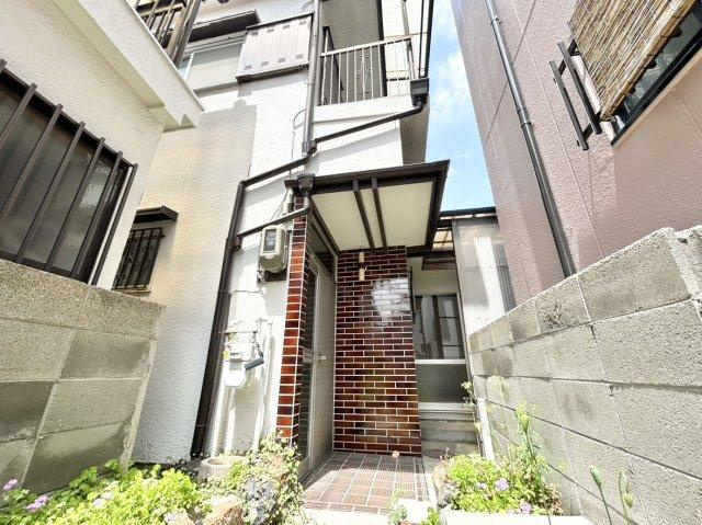 道路から奥まった場所に玄関があるため、家の中が外から直接見えません。道路からの視線を気にせず、リラックスして出入りができるのは旗竿地ならではの特権です。
