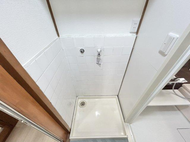 浴室横に室内洗濯置場ございます